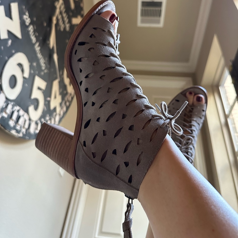 GB Cut-out laced-up Size 7.5M